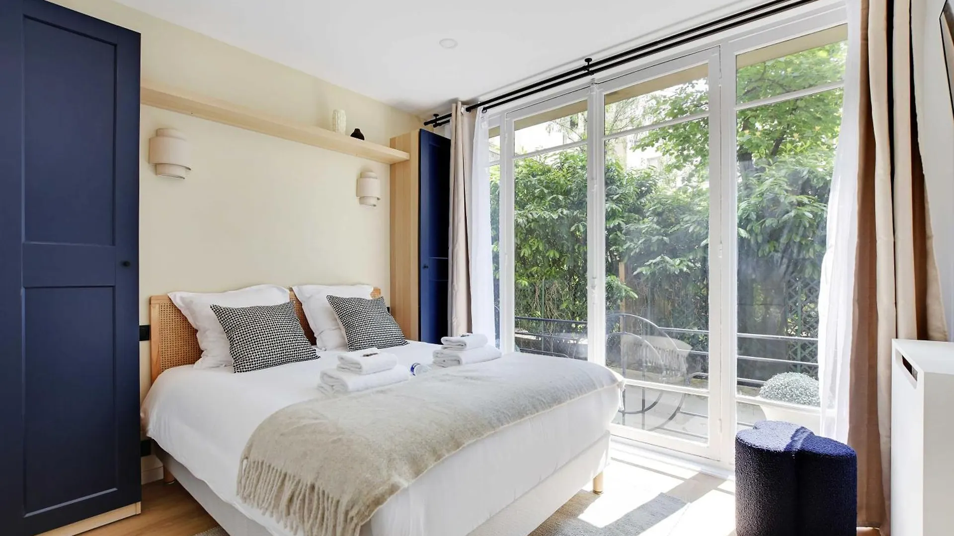 Magnificent 2Bd-4P Apartment - Eiffel Tower Paris France